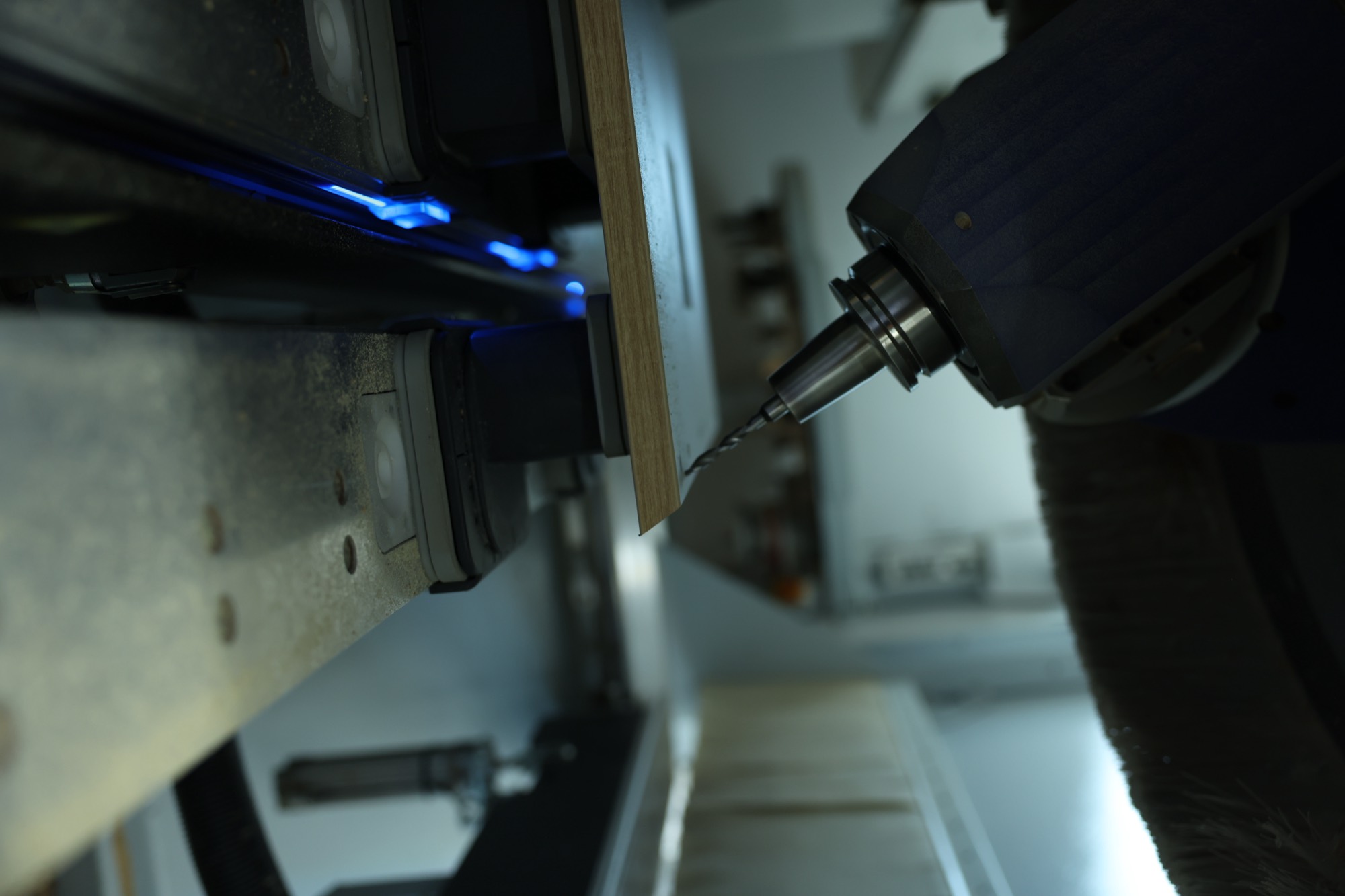 CNC-Frässpindel bearbeitet ein Werkstück