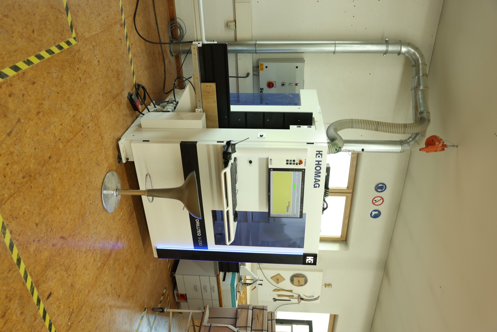 Moderne CNC-Bearbeitungsmaschine in der Werkstatt